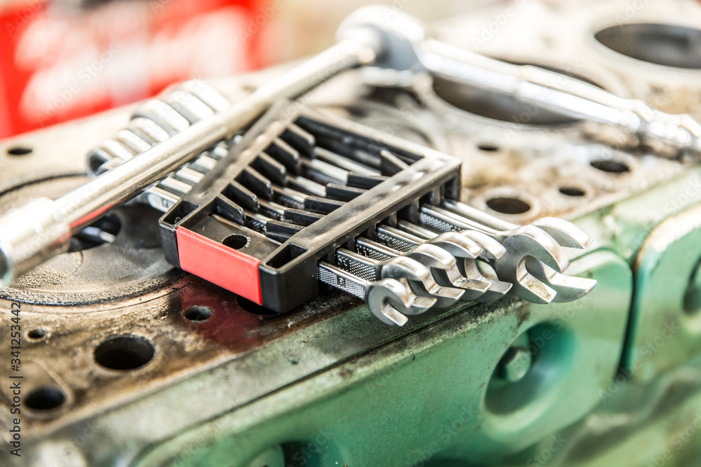 Fototapeta premium エンジンの整備・修理でシリンダーヘッドを分解