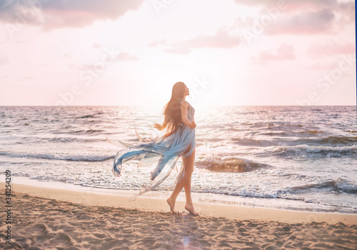 Fotografia Art silhouette woman walking on sea shore nature