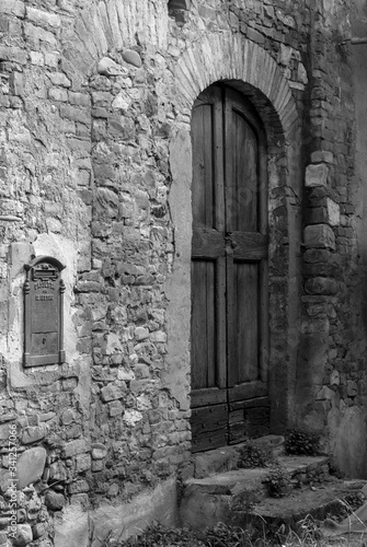 Vecchia porta con cassetta delle lettere