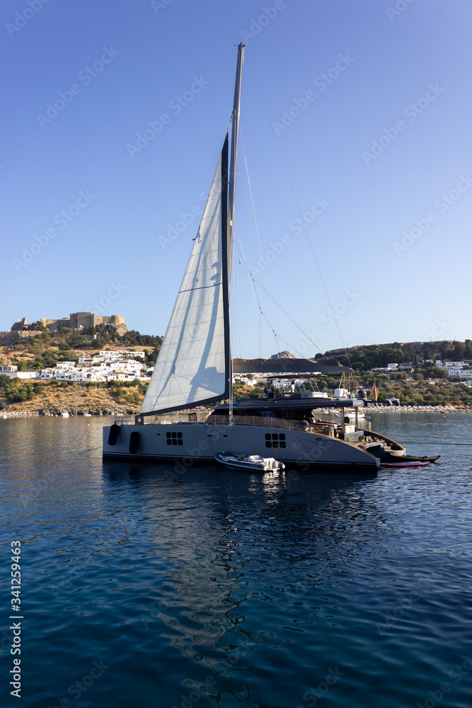Obraz premium Sea port, sailing yachts stand on the pier.