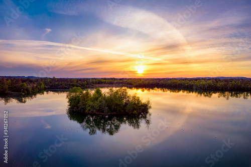 Insel in einem See bei Sonnenuntergang 