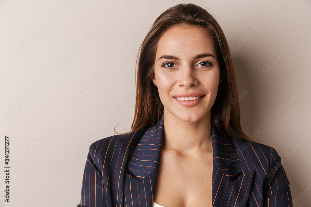 Obraz premium Photo of joyful businesswoman posing and smiling at camera