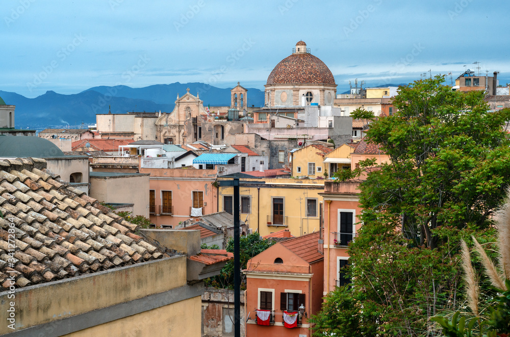 Veduta della città di Cagliari e dello storico quartiere di Stampace, Sardegna, Italia 