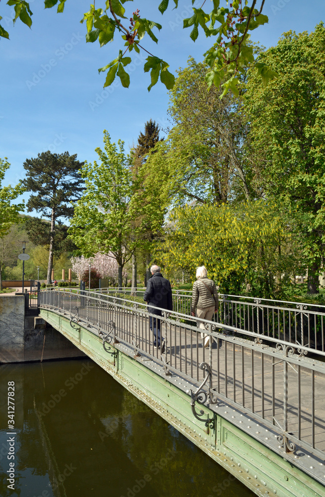 Naklejka premium bad kreuznach, brücke zum kurpark