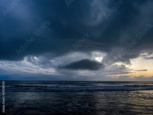 Fotografie, Tablou Eerie scene of stormy daybreak on an ocean