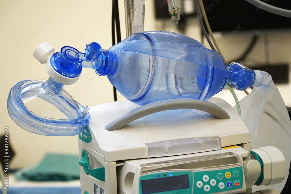Stockfoto Beatmungsbeutel zur Beatmung von Patienten mit Lungenentzündung  oder Pneumonie als Ersatz für ein Beatmungsgerät im Krankenhaus