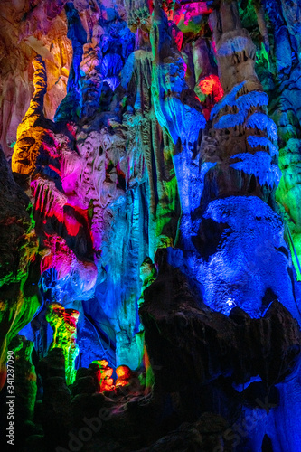 Surface light effect of stalactites under colored lights © 浩 陈