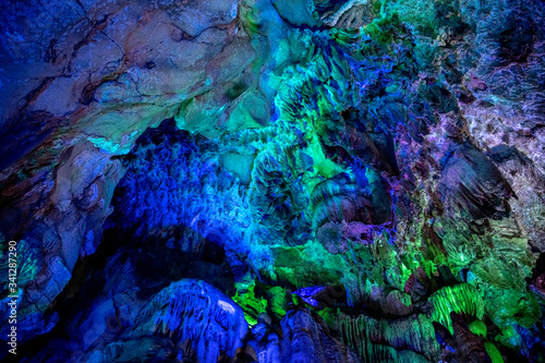 Surface light effect of stalactites under colored lights