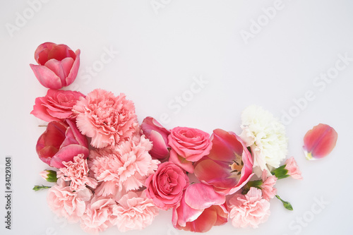 Fototapeta Naklejka Na Ścianę i Meble -  top view of pink spring flowers on white background with copy space