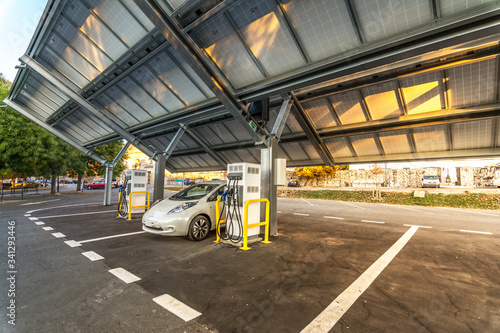 Car charging station for self-sufficient and first photovoltaic panels in Europe. It is also free. Located in La Granja de San Ildefonso (Segovia)
