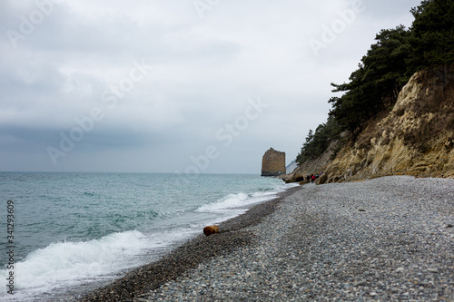 Obraz na płótnie Stones beach at the sea in dark day w salonie