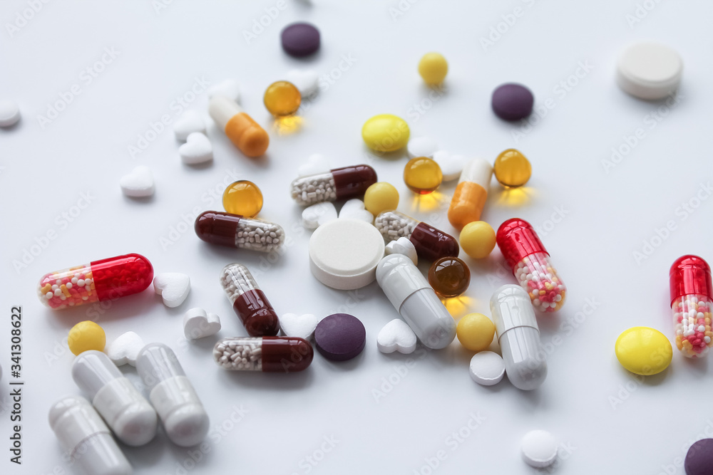 A pile of pills is scattered on the table. Elevated temperature. Epidemic / disease. A pile of pills is scattered on the table. Elevated temperature. Epidemic / disease.
