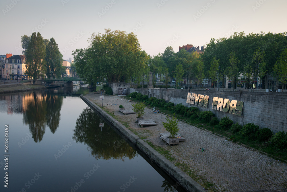 Rivière de l'Erdre au milieu de la ville de Nantes au lever du jour