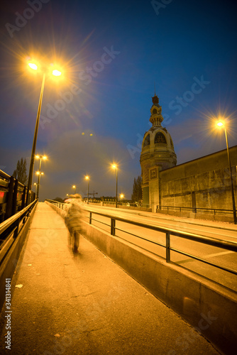rue et tour lu avec pont au lever du jour avec lampadaire et personne allant au travaille 