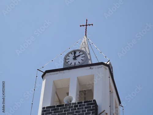 Un enorme reloj sobre una torre  photo