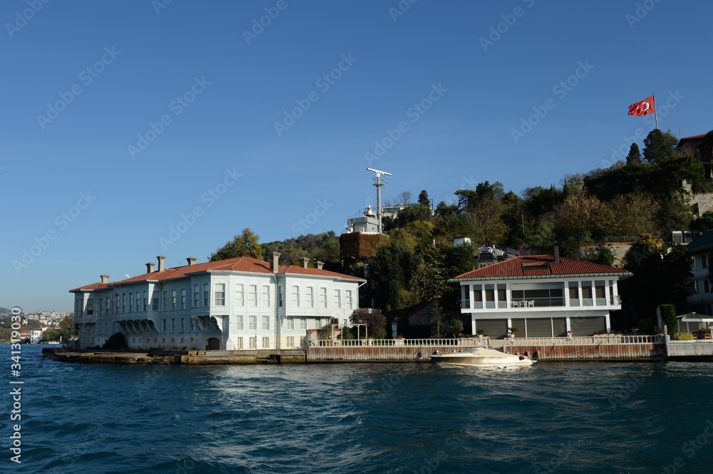 Obraz premium View of the Asian side of Istanbul from the Bosphorus