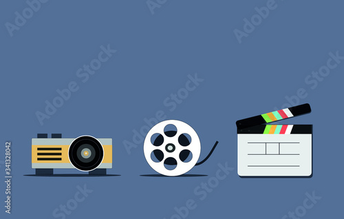 Conjunto de elementos antiguos de cine; proyector super8, claqueta y cinta 8.