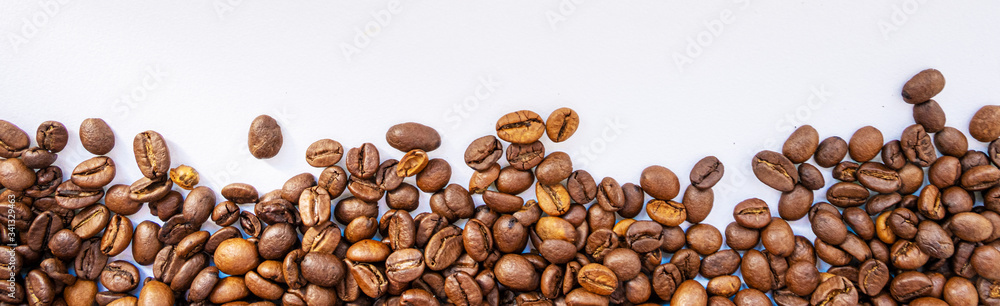 Obraz premium coffee beans evenly sprinkled on a white background