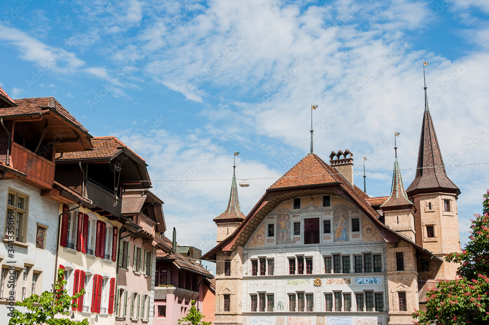Obraz premium Büren, Büren an der Aare, Schloss, Altstadt, Altstadthäuser, Stadt, Aare, Fluss, Aareufer, Seeland, Frühling, Schweiz