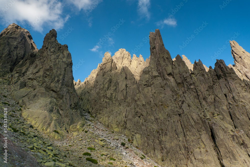 Agujas graníticas de Los Galayos, en la vertiente sur del Parque Regional de la Sierra de Gredos. A la izquierda sobresale el Gran Galayo y en el centro el Torreón.