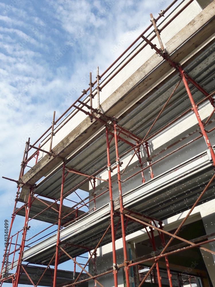 Lavori in corso nel cantiere edile in primavera - ripresa delle attività Lavori in corso nel cantiere edile in primavera - ripresa delle attività