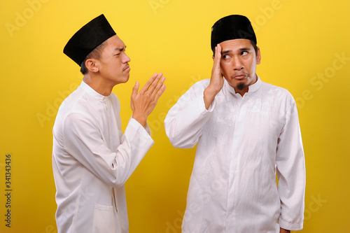 Cuadro en lienzo Young Asian Muslim men ignore the apologize of his Muslim's brother
