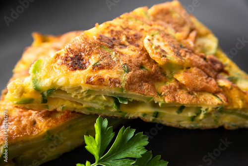 Tableau sur toile Deliziosa frittata di uova, zucchine, formaggio ed erbette