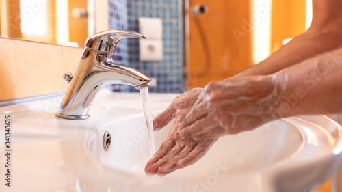 Mycie rąk mydłem w celu ochrony przed wirusami.