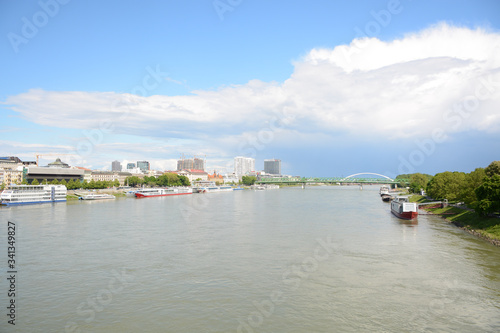 Canvas Print BRATISLAVA, SLOVAKIA - MAY 9, 2019: View from the embankment on Danube River
