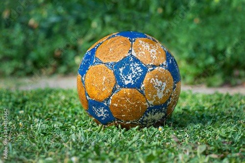 Pallone rovinato giallo e blu sull'erba