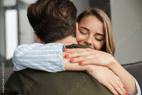 Photo closeup of happy romantic caucasian couple smiling and hugging