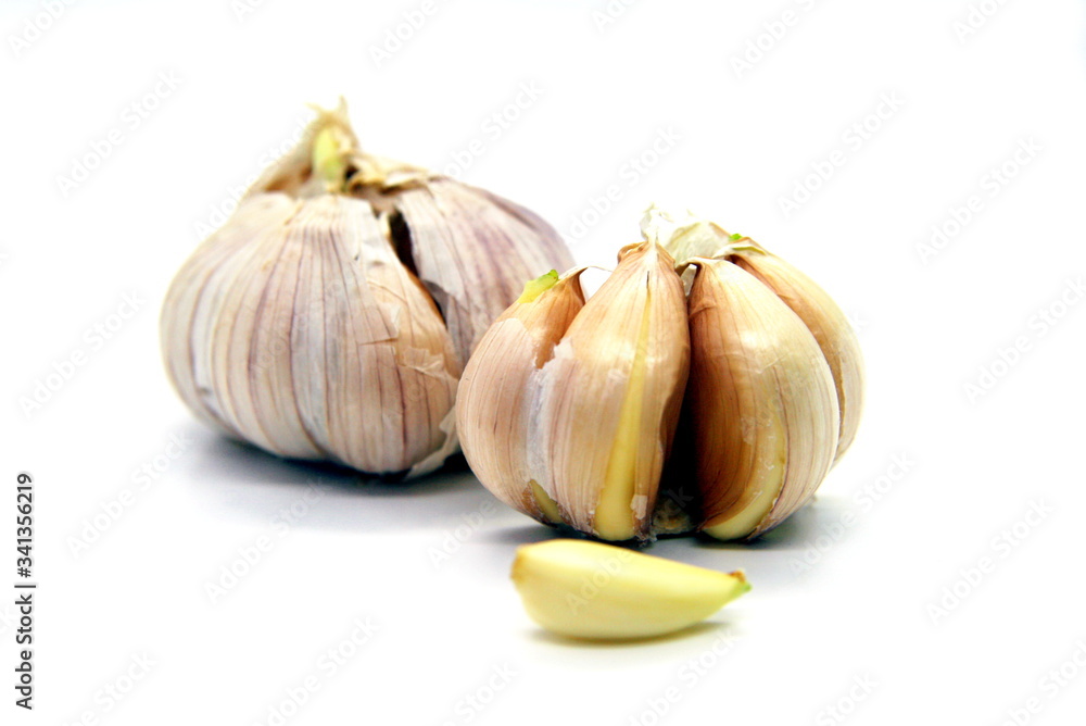 Obraz premium whole garlic and a slice on a white background