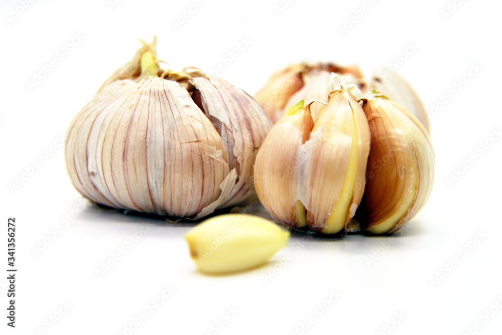 Obraz premium whole garlic and a slice on a white background