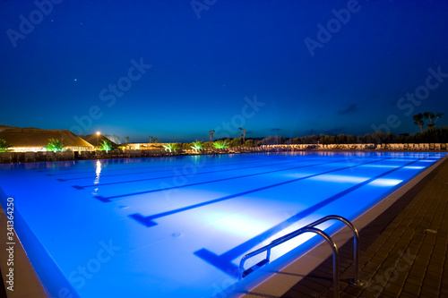 piscina con pineta in notturna © tommypiconefotografo