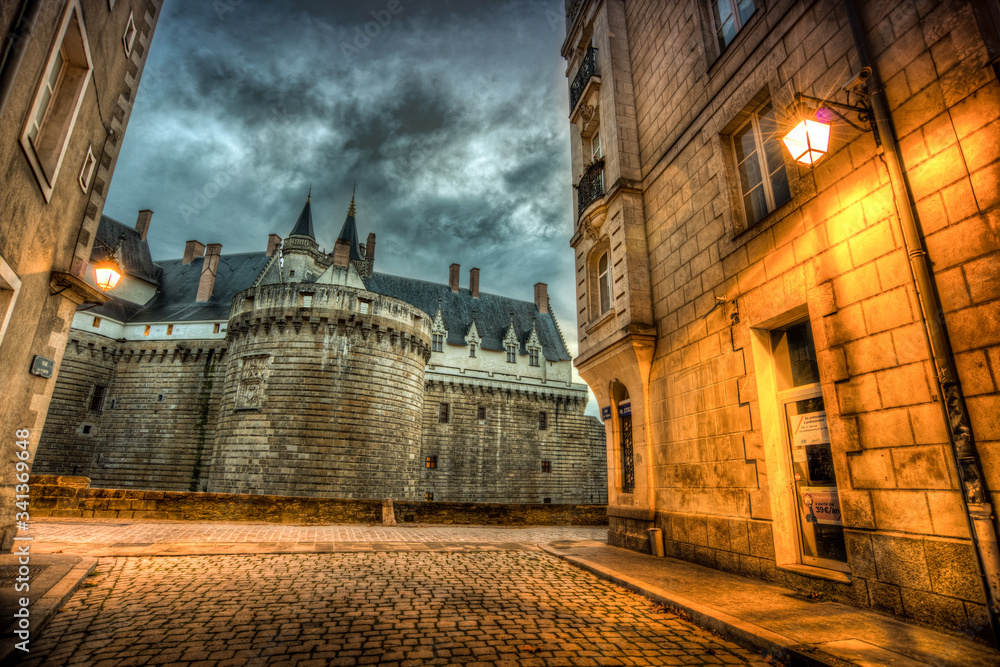rue pavé de la vielle ville de Nantes menant au château au lever du jour