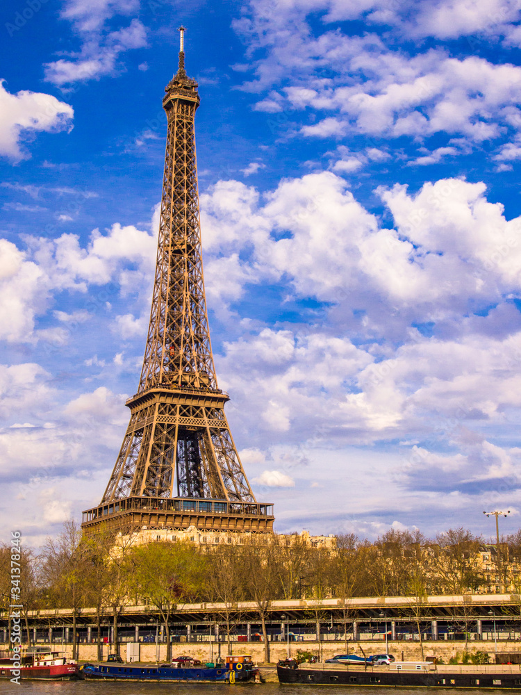 Fototapeta premium Wieża Eiffla w Paryżu