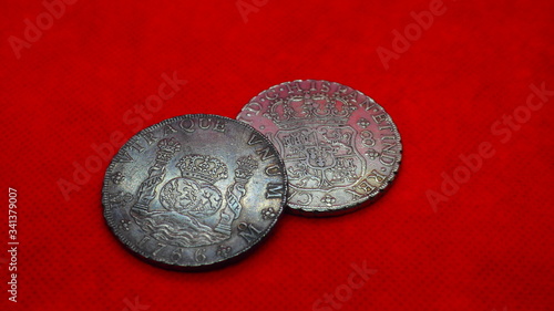 Monedas de 8 escudos y 8 reales, de oro y plata, de España, reyes Carlos y Fernando. 