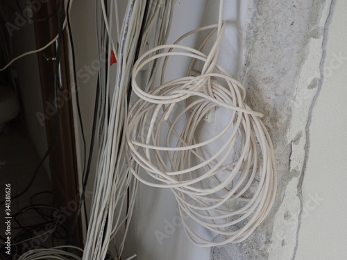  unorganised wires on a building site