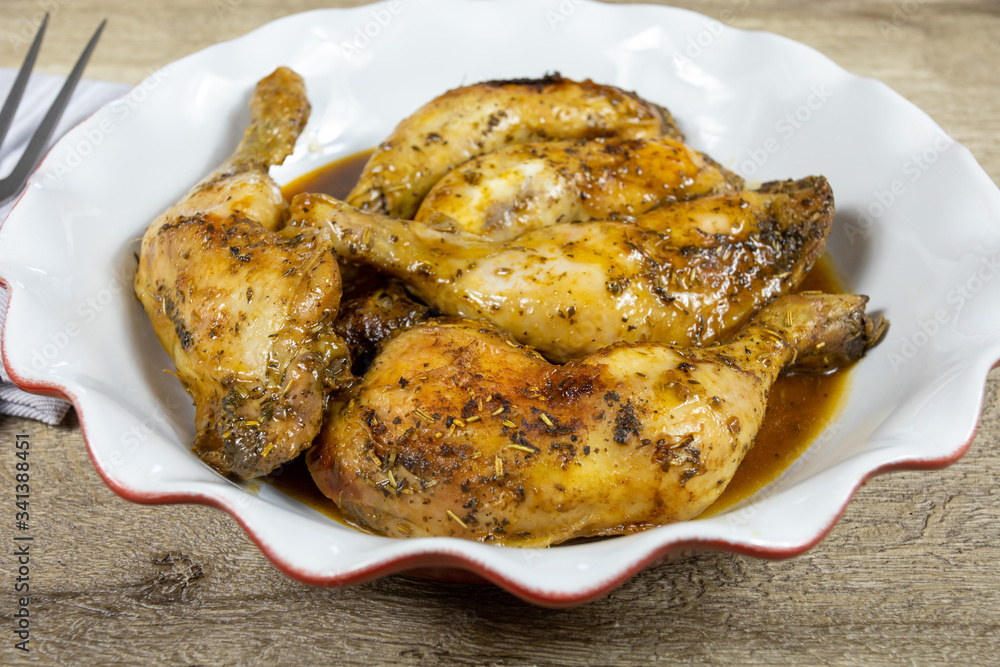 cuisses de poulet rôti dans un plat cuisses de poulet rôti dans un plat