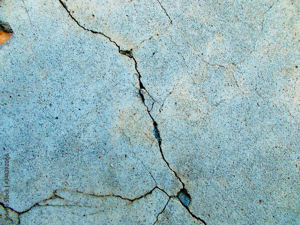 Obraz premium Crack in the wall of the building. Blurred defocused background for web design.