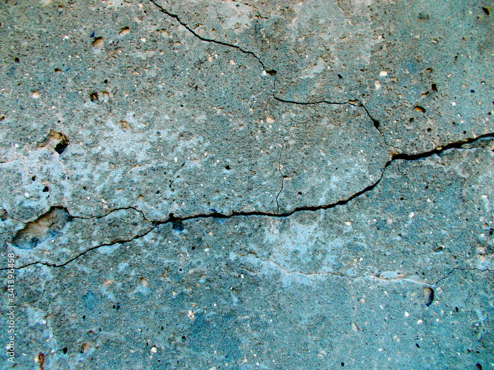 Obraz premium Crack in the wall of the building. Blurred defocused background for web design.