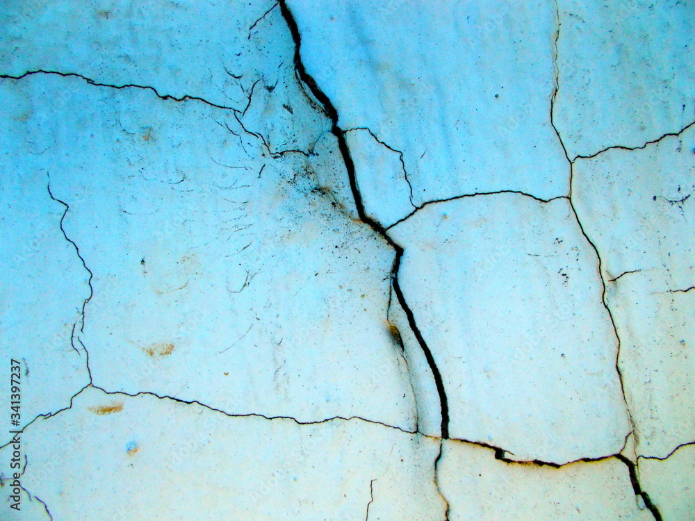 Obraz premium Crack in the wall of the building. Blurred defocused background for web design.