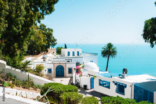 white house in santorini