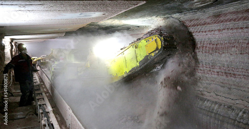 Mining of potash ore in an underground mine using a mining machine