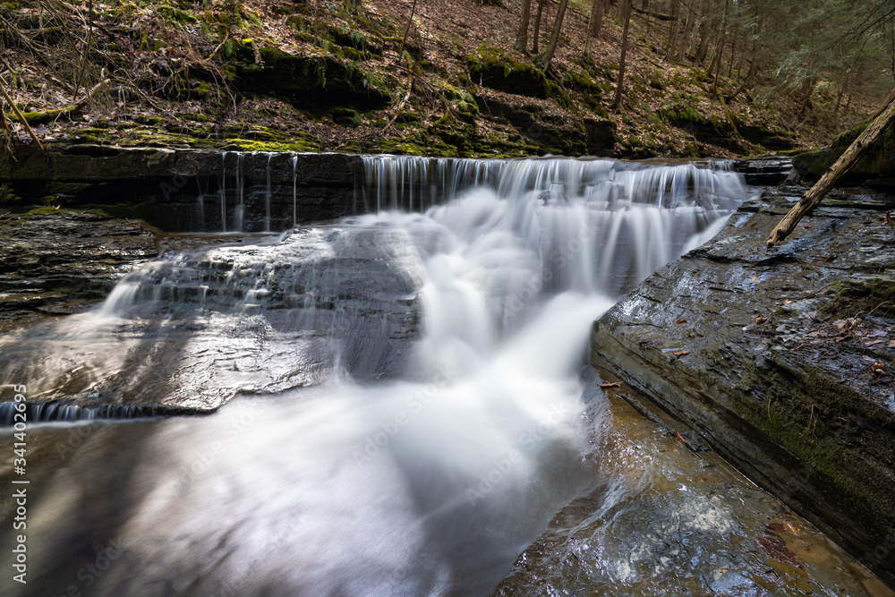 Obraz premium water flowing in stream