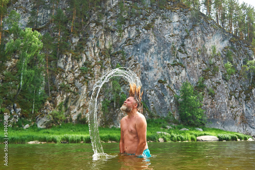 Foto A man frolics in a mountain river