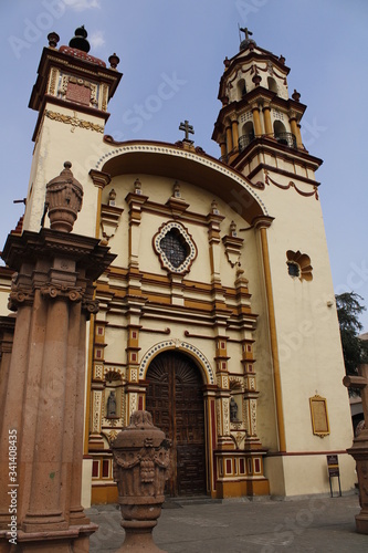 Fachada de iglesia de color amarillo Santa Veracruz en Toluca