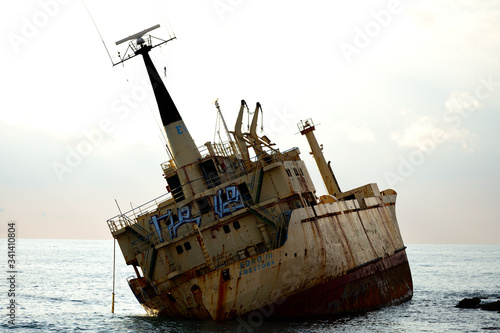 shipwreck in the sea © Peter Vanfot