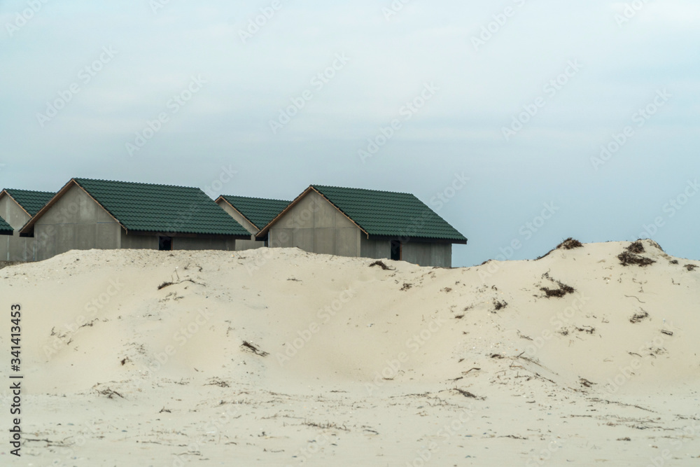 Φωτογραφία Small houses with a green roof are in the middle of the desert
