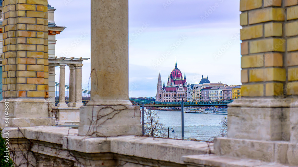 Φωτογραφία View of Hungarian Parliament and River Danube form Castle Garden Bazaar, Budapest Hungary